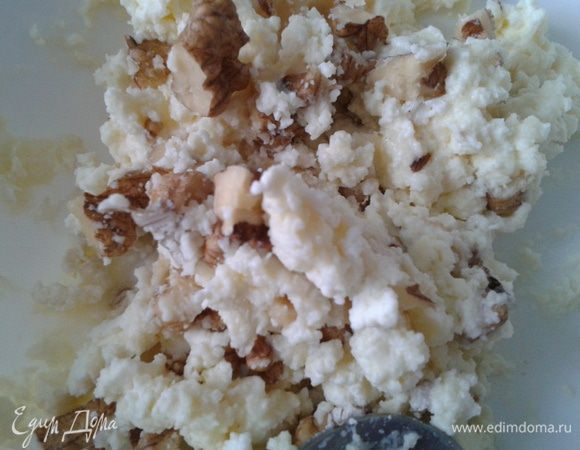 Творог смешить с медом и грецкими орехами, добавить ванилин. Все тщательно перемешать.
