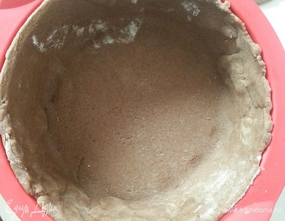 Раскатываем тесто, переносим его в форму при помощи скалки. Тесто не очень пластичное, если вдруг порвалось, не переживайте, все можно исправить. Если вы готовите из обычной муки, то оно будет более пластичным и точно не порвется.