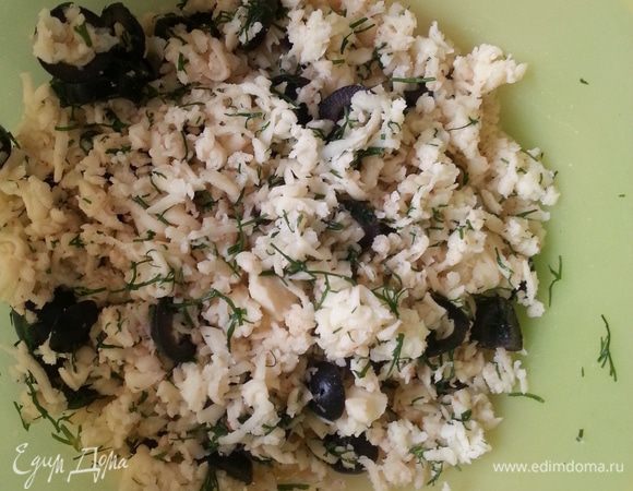 Начинка: трем сыр на крупной терке, режем маслины, измельчаем чеснок, все это перемешиваем с добавлением 50 мл. молока