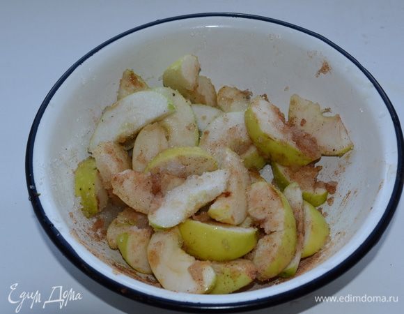 Яблоки нарезаем ломтиками, поливаем лимонным соком, посыпаем корицей и сахаром и хорошо перемешиваем