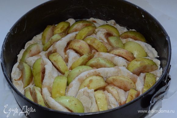 Ставим тесто на 30 мин в холодильник.Далее в тесто выкладываем ломтики яблок, поливаем сверху соком образовавшимся в яблоках.