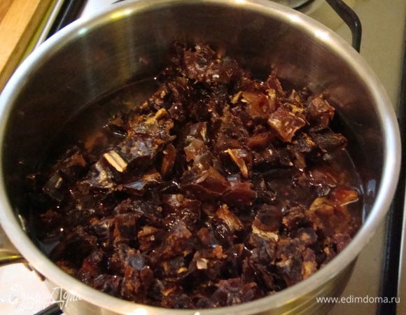 Финики мелко нарезаем, заливаем водой, ставим на средний огонь.