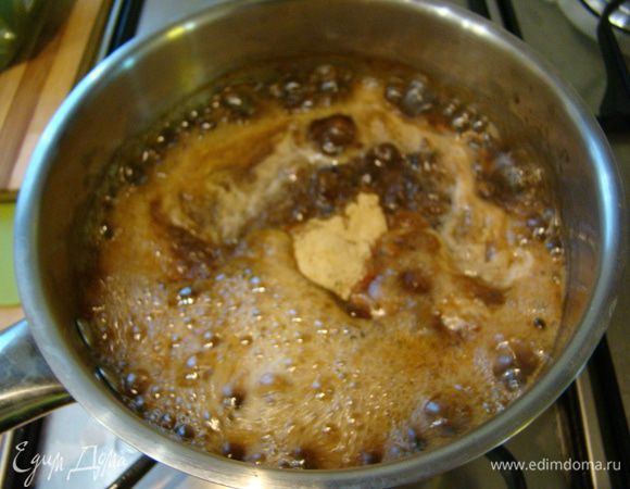 Добавляем имбирь и соду, перемешиваем, кипятим около 5 минут, отставляем охлаждаться.