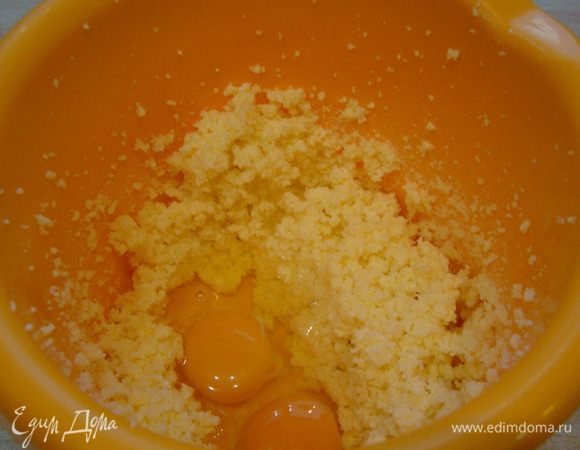 Масло взбиваем с сахаром и яйцами.