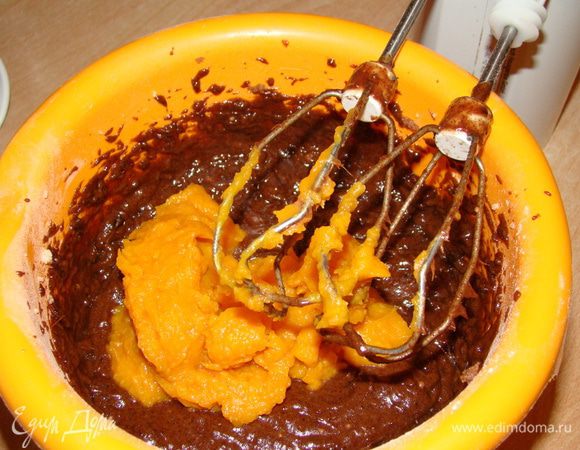 ...тыквенное пюре - все перемешиваем. Выливаем в силиконовую форму для кексов, выпекаем при 180"С, 40-45 минут.