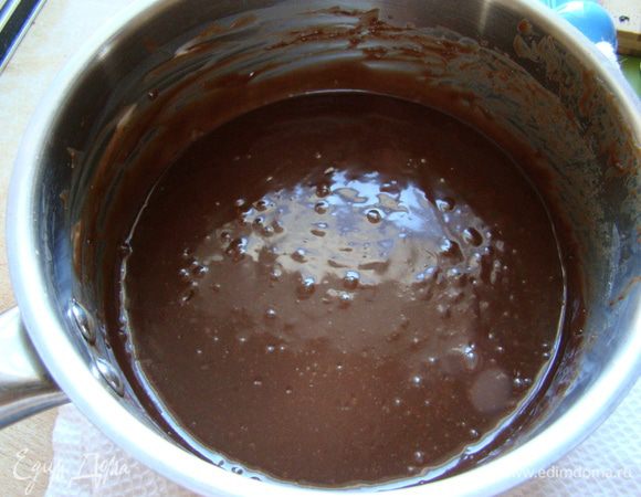 ставим на водяную баню, помешиваем до тех пор, пока шоколад не растопиться.