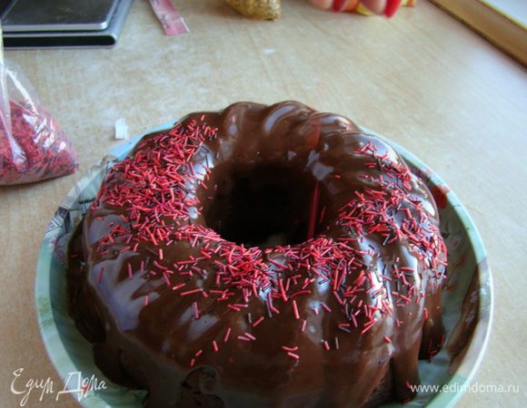 Поливаем теплой глазурью кекс, украшаем по желанию.