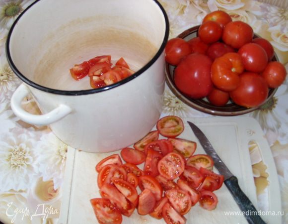 Чистые спелые помидоры разрезать на 4 части. Уложить в кастрюлю.