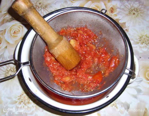 Массу немного охладить и протирать небольшими порциями через дуршлаг. Протирать можно толкушкой.