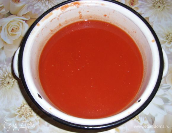 Сам сок закипятить в кастрюле, убрать пену, добавить соль и сахар по вкусу. Кто как любит. Сок готов его можно пить, но для длительного хранения, разлейте в стерильные банки и простерилизуйте 5-7 минут в кипящей воде. Закатать стерильными, прокипячёными крышками.