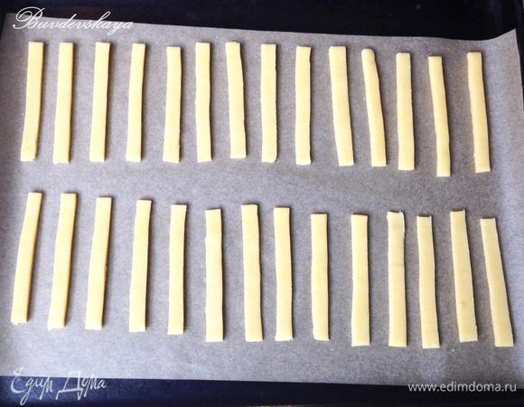 Выложить наши палочки на противень, застеленный пергаментом и отправляем в предварительно разогретую духовку до 180 градусов минут на 8-10 (в зависимости от духовку) . Внимание ! печенье не нужно подрумянивать, оно должно остаться бледным !