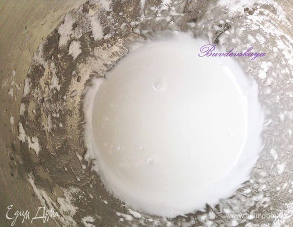 Готовим глазурь.  Взбиваем миксером белок до появления крепкой пены, ПОСТЕПЕННО начинаем всыпать сахарную пудру на высокой скорости. Затем добавить несколько капель  лимонного сока и продолжать взбивать.