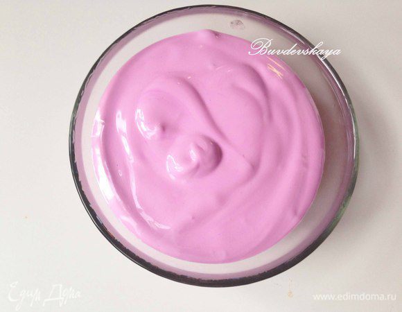 Добавить пищевой краситель в глазурь, перемешать.