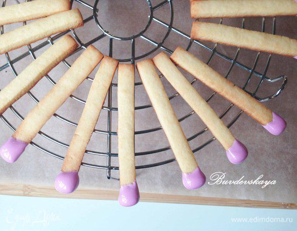 Окунуть один конец печенья в глазурь и выложить на решетку сушиться в течении 2-3 часов. Подавать к чаю или кофе, детям – с молоком. ENJOY ! 