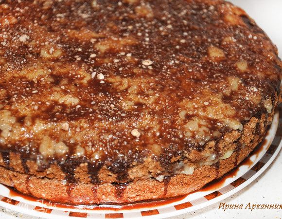 Глазурь: на медленном огне варите около 5 минут смесь из 3 ст. л.сахара, 2 ч. л. какао и 2 ст. л. молока. <br />
В горячую глазурь добавьте 1 ст. л. сливочного масла. Как только глазурь начнет застывать после снятия с огня, полейте ею корж. Если корж не смазывать кремом, то можно подождать более сильного загустения глазури и намазывать ровным слоем. Посыпьте молотым миндалем.