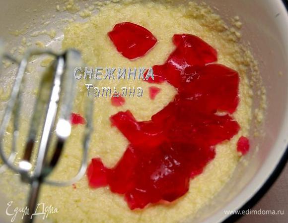 В миске взбиваем миксером размягчённое сливочное масло, сахар, ванилин и яйцо. Отмеряем 100 г готового желе и добавляем в массу, снова взбиваем.