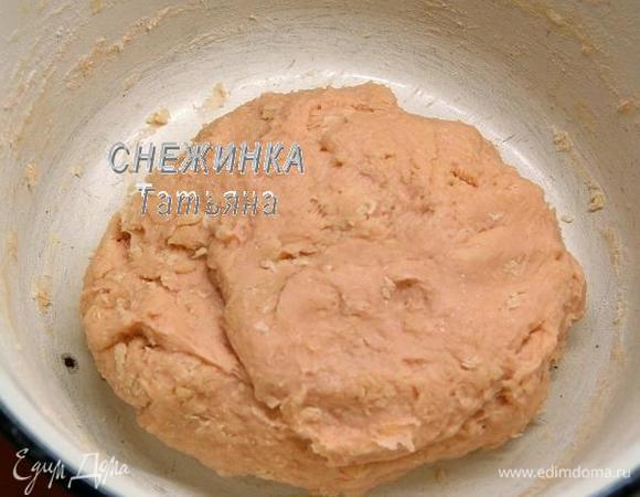 Добавляем соль и муку с разрыхлителем и быстро замешиваем тесто. Оно совсем немного может липнуть к рукам, не обращайте внимания. Убираем тесто в холод на 30 минут, там оно охладится и приобретёт более упругую консистенцию.