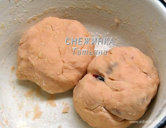 Так как я решила в часть теста добавить вяленую вишню, я поделила тесто на 2 части и в одну из них вмешала вишню, предварительно её промыла, обсушила бумажным полотенцем и припорошила мукой. Убираем в холод.