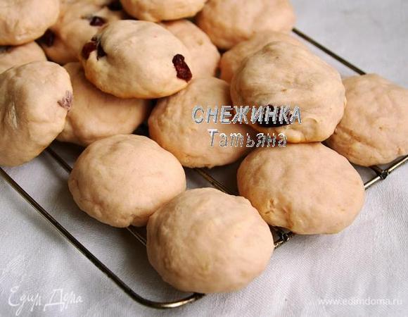 Ставим выпекаться в разогретую до 170-180С духовку на 15-17 минут. Снимаем готовое печенье на решётку, чтобы оно остыло.