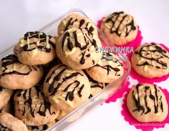 Украшаем растопленным на водяной бане чёрным и белым шоколадом, или по желанию. 