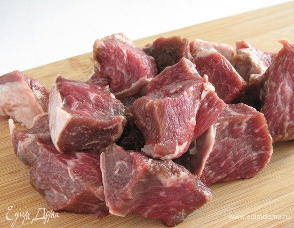 Мясо нарезать кусочками около 3 см.