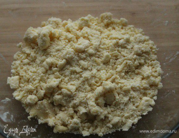 Масло натереть на крупной терке или порубить мелко ножом, перемешать с мукой.