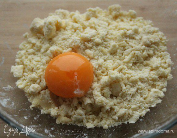 Добавить яичный желток.