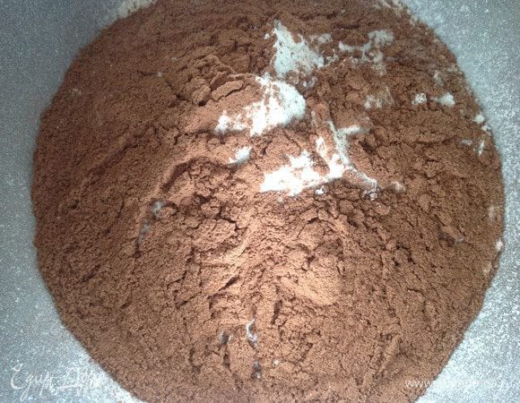 Просеять  в миску муку, какао.
