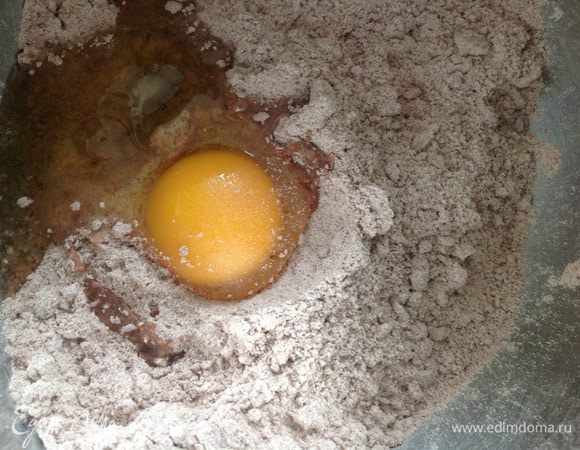 Добавить размягченное масло, и растереть в крошку.
Вбить яйцо, и замесить тесто.
