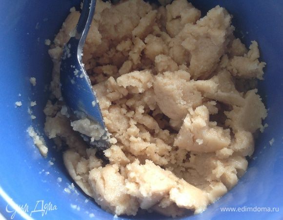 Для начинки: арахис измельчить в блендере, добавить растительное масло и мед. Хорошо перемешать. Принцип арахисового масла, но только более густое!

