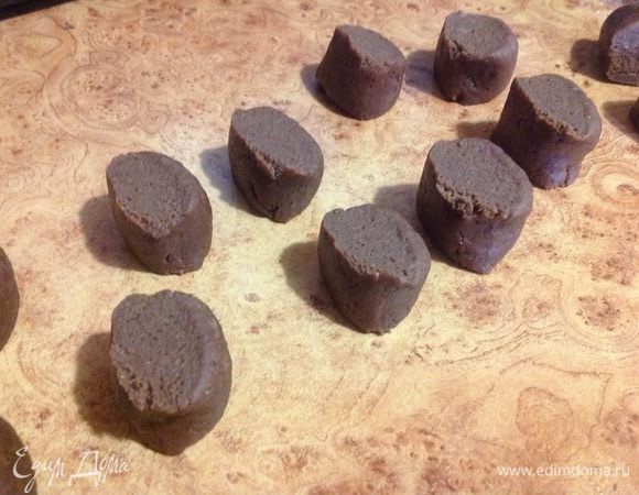 Из теста скатать колбаску, и разделить на равные не большие части. 
Каждый шарик размять пальцами и положить в центр начинку.
