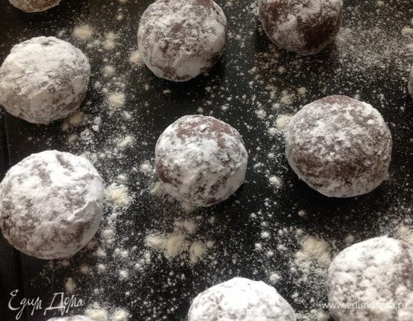 Обвалять печеньки в сахарной пудре. Уложить на противень присыпанный мукой, или застеленный пергаментной бумагой. Выпекать при температуре 180 градусов 12-15 минут.