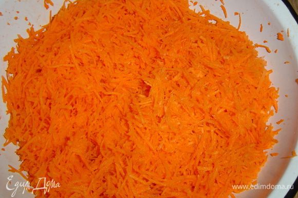 Морковь очищаем и натираем на мелкой терке, так же натираем на мелкой терке цедру с апельсина.