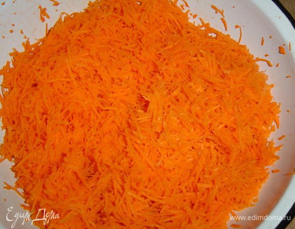 Морковь очищаем и натираем на мелкой терке, так же натираем на мелкой терке цедру с апельсина.