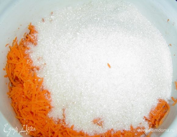 Морковь выкладываем в кастрюлю, добавляем сахар,