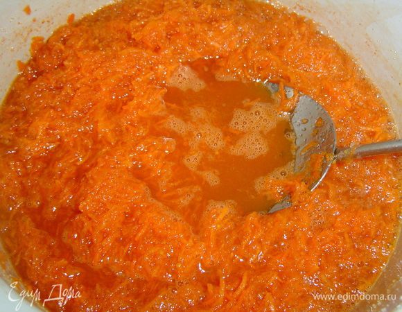 Ставим кастрюлю на медленный огонь и тушим морковь полчаса. 