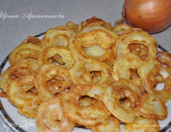 Лук порезать кольцами и замочить в уксусе на 15 минут. Приготовить кляр, по густоте, как на оладьи.
Окунать в кляр и жарить с 2 сторон. Подавать лучше теплыми.