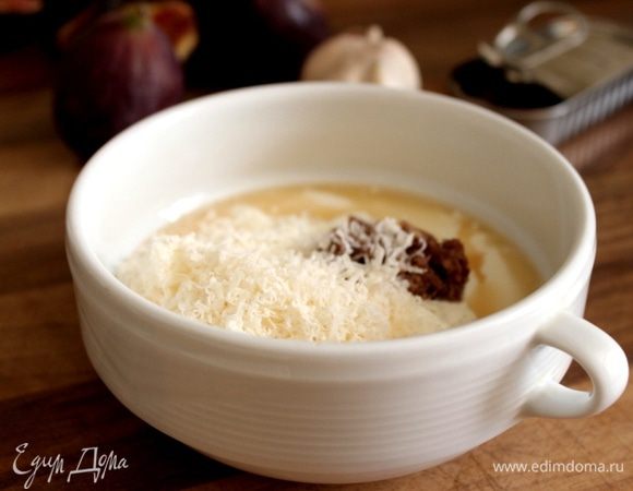 В миске смешать йогурт, сыр, пюре из чеснока и анчоусов, уксус, растительное масло, соль (с осторожностью, рыбки соленые) и перец.