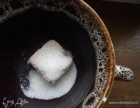 Все продукты должны быть комнатной температуры. Приступаем к опаре. Дрожжи необходимо ” разбудить”, для этого добавим к ним немного сахара.