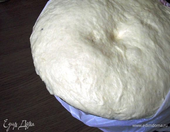 В миску с опарой добавьте растопленное сливочное масло, взбитые яйца и перемешать. Затем, не прекращая вымешивать тесто ложкой, добавляйте к нему половину муки. 
Тесто выложить на стол и аккуратно, маленькими порциями, добавляйте  остальную муку, не прекращая месить тесто. Оно должно быть еластичным, не тугим, легко отставать от рук. После достижения необходимой консистенции тесто следует вымешивать еще 5-7 минут, смазывая руки маслом. Количество муки зависит от ее качества, но не больше чем на 5-7% от указанной нормы. 