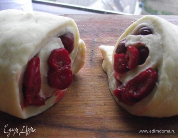 Вишню чистим от косточки, добавляем сахар по вкусу, щепотку корицы, 25 мл коньяка и провариваем 3-4 минутки. Даем стечь соку. Груши очищаем от кожуры, поливаем соком лимона, добавляем сахар и корицу. Мак проварить в небольшом количестве воды 5 минут, добавить масло, коньяк, сахар и дать жидкости испариться. Перетереть мак в ступке и добавить изюм. Начинки готовы.

Раскатываем тесто, вырезаем полоски, выкладываем начинку, формируем рулет, разрезаем его на одинакового размера кусочки. 