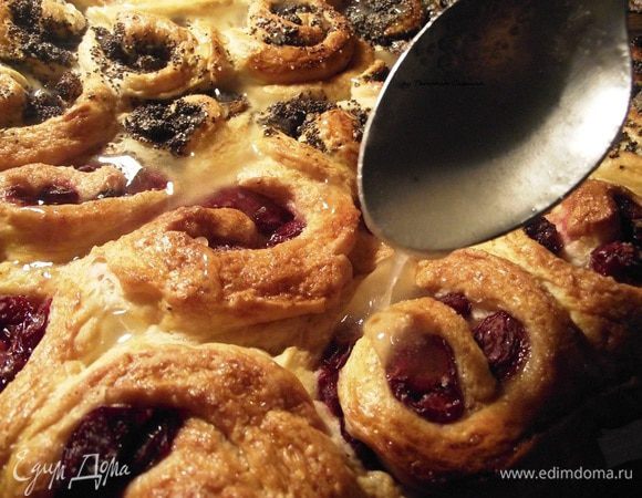 Нагреваем сахарную пудру в кастрюльке, вливаем теплую воду, нагреваем глазурь, помешивая деревянной ложкой, до теплого состояния. Если глазурь слишком жидкая – добавить еще сахарной пудры, если густая – воды. По желанию добавляем ванилин. Теплой глазурью покрываем пирог.