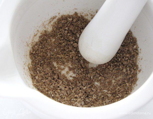 Кориандр и зиру растереть в ступке.