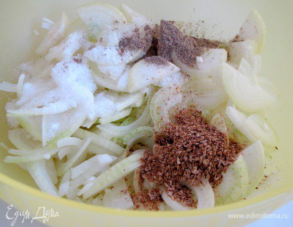 Лук для маринада нарезать тонкими полукольцами. Сложить в большую емкость, добавить соль (около 1 ст. л.). Положить специи. Все перемешать и помять лук, пока не выделится сок.