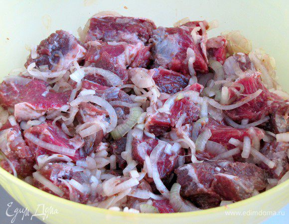 Выложить к луку мясо и все хорошо перемешать.
