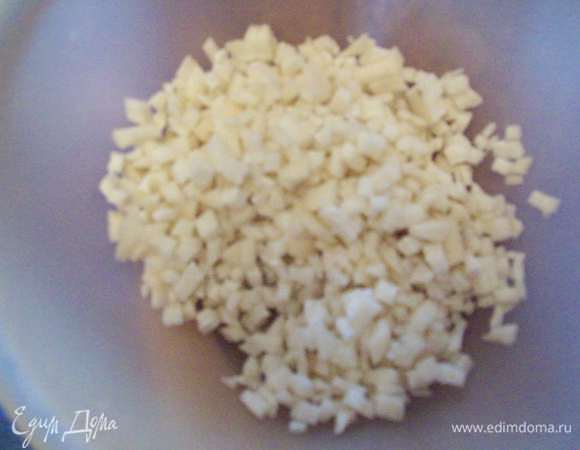 Редьку трем на крупной терке или режем мелким кубиком.