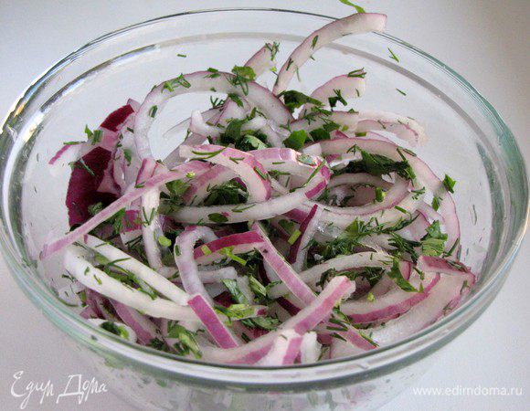 Добавить к луку яблочный уксус, мелко нарезанную зелень , перемешать и убрать в холодильник до подачи.