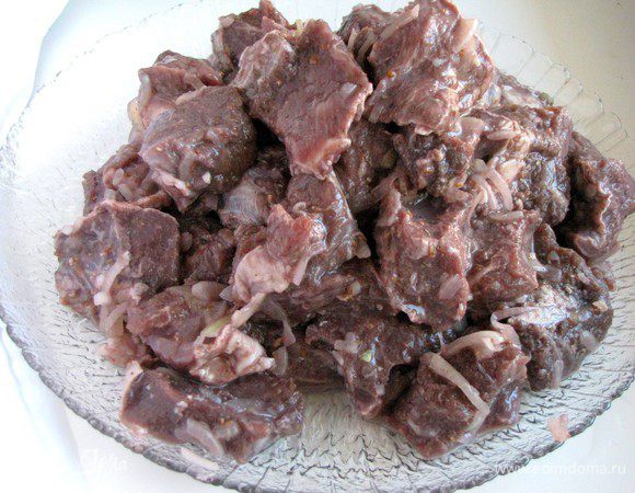 Через час достать мясо из маринада, выложить на блюдо, чтобы стек лишний маринад.