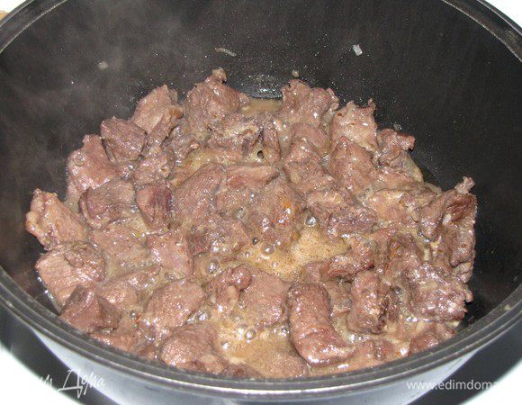 Казан хорошо прогреть без масла. выложить кусочки мяса жирком вовнутрь. Так как у меня была не очень жирная баранина, то я добавила растительное масло. Плотно накрыть крышкой, сделать огонь ниже среднего и жарить, не открывая крышку, 30 минут.