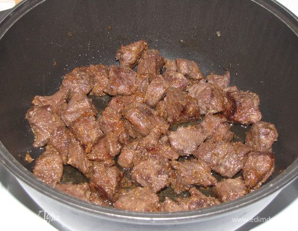 Затем открыть крышку. Если есть жидкость, то выпарить ее , прибавив огонь. Затем все перемешать, уменьшить огонь до самого минимума и готовить еще 20 минут.